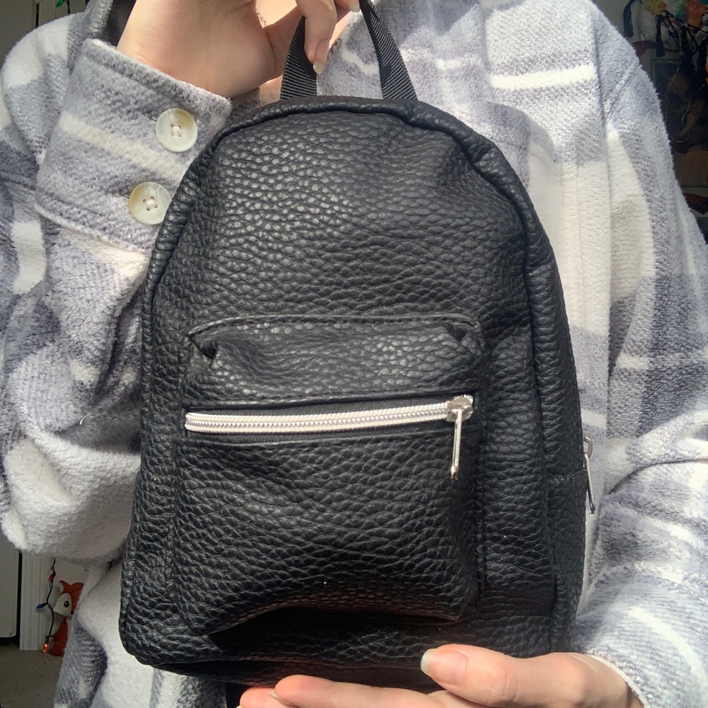 mini black faux leather back pack 🖤🖤